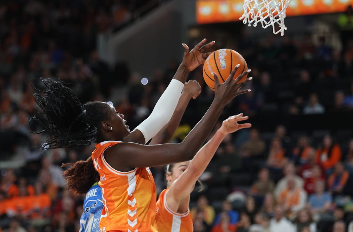 Awa Fam entrando a canasta.