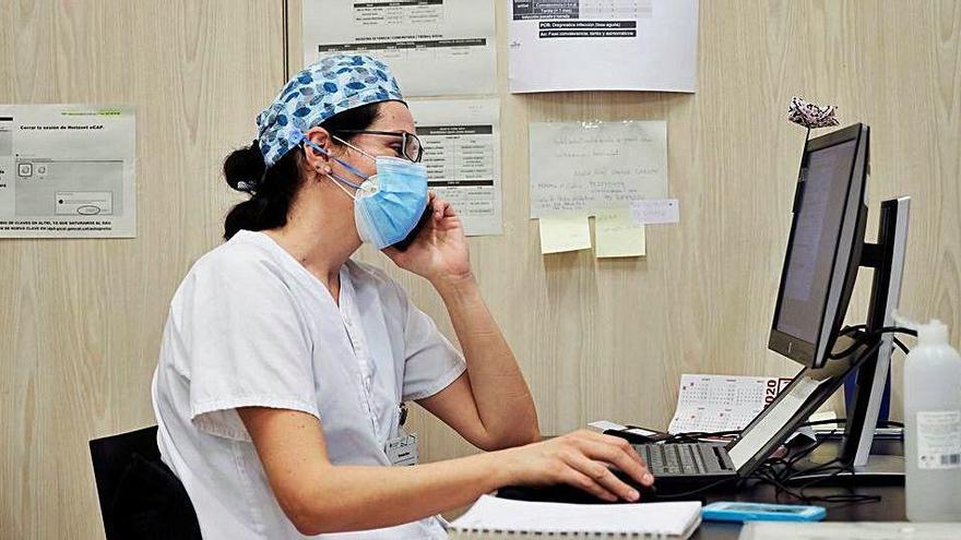 Una metgessa barcelonina fent seguiment telefònic dels seus pacients