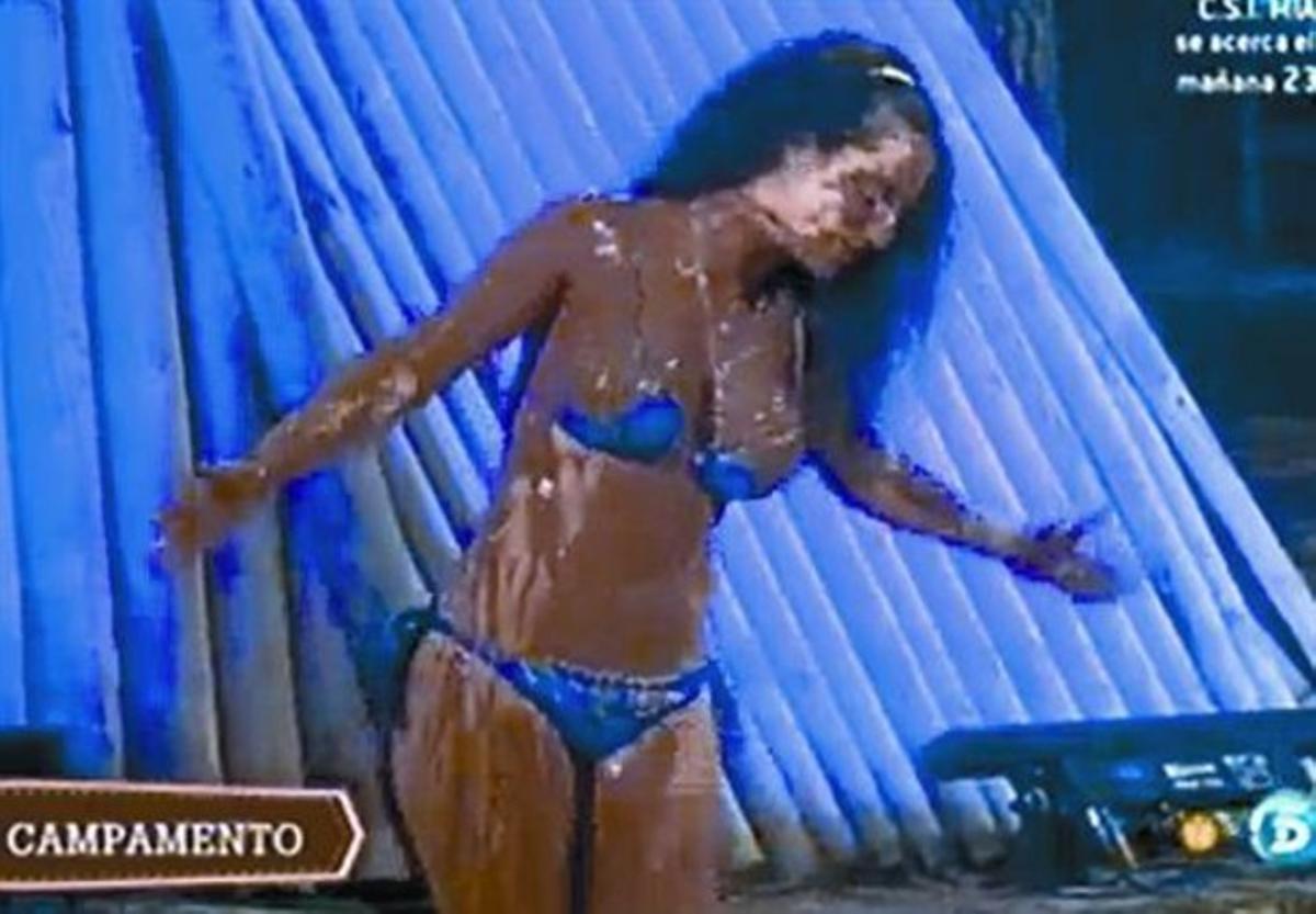 A dalt, nou dels integrants del xou de Tele 5. A sota, moment en què Noemí Merino és ruixada amb xocolata pel sergent Alonso.