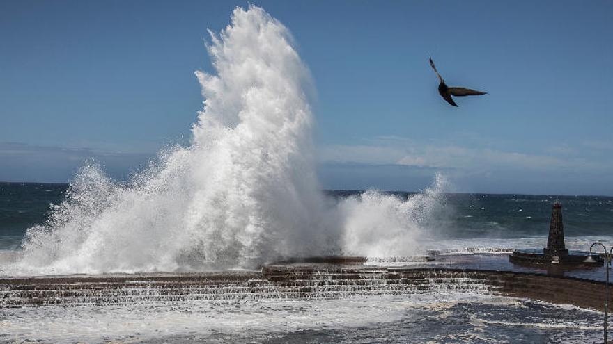 Oleaje en la costa tinerfeña durante un temporal anterior.