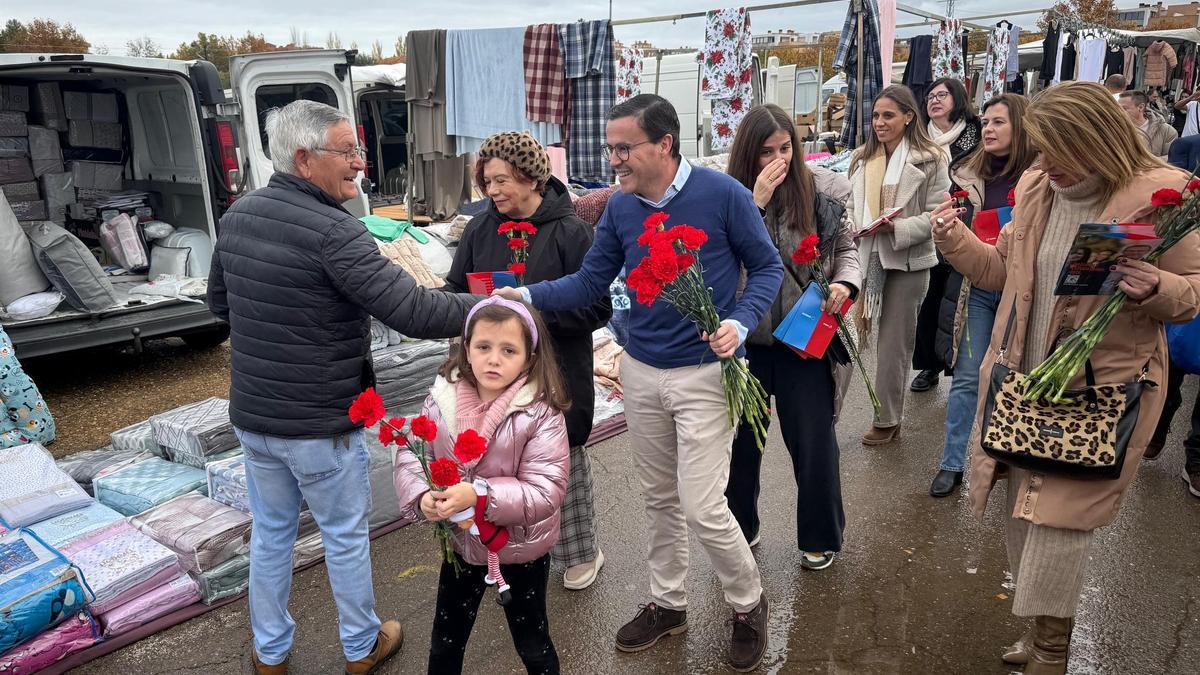 VIDEO | Gallardo se lanza a por el 21D y pide el voto en el mercadillo de Mérida