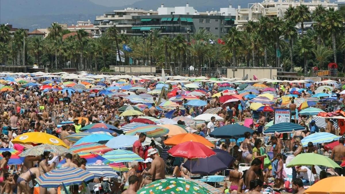 Playa llena de turistas en Salou
