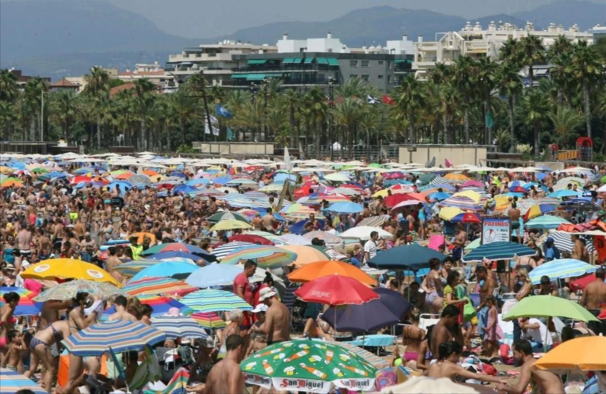 Playa llena de turistas en Salou