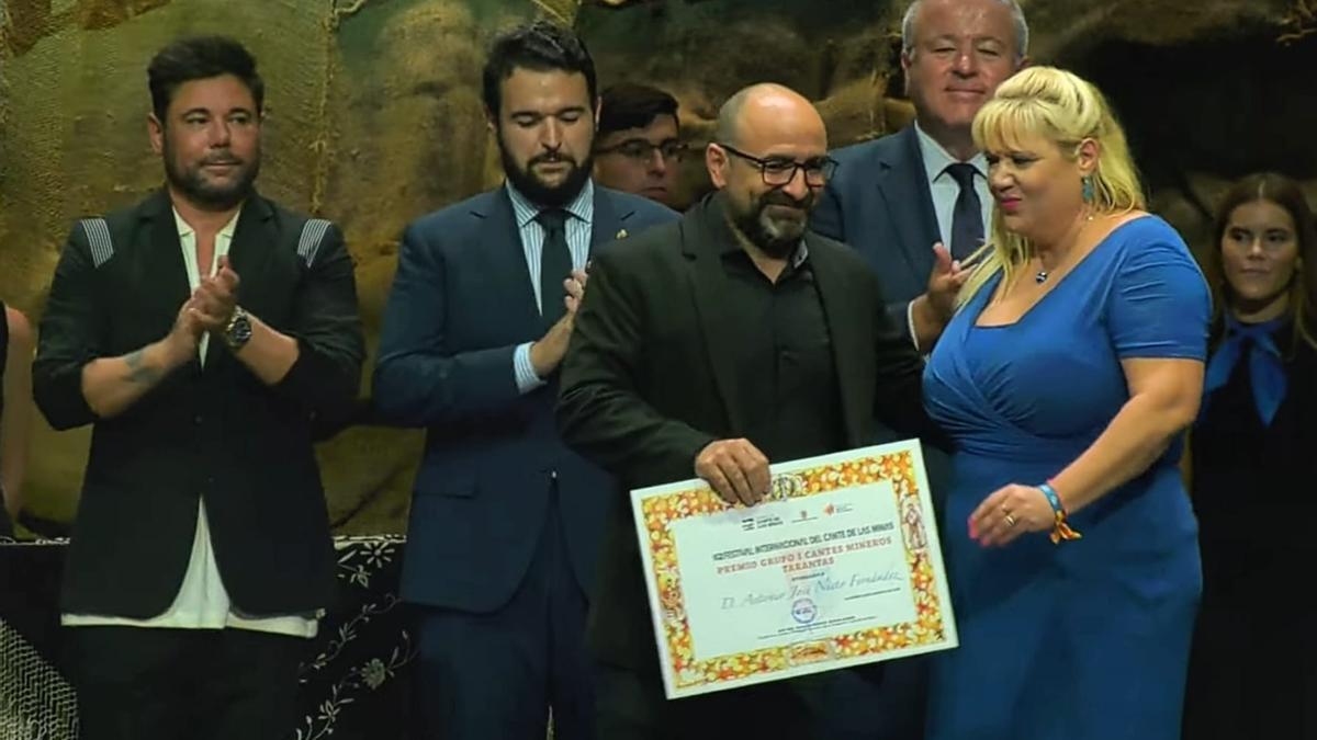 Antonio Nieto en el momento de recoger el reconocimiento por taranta del certamen flamenco.