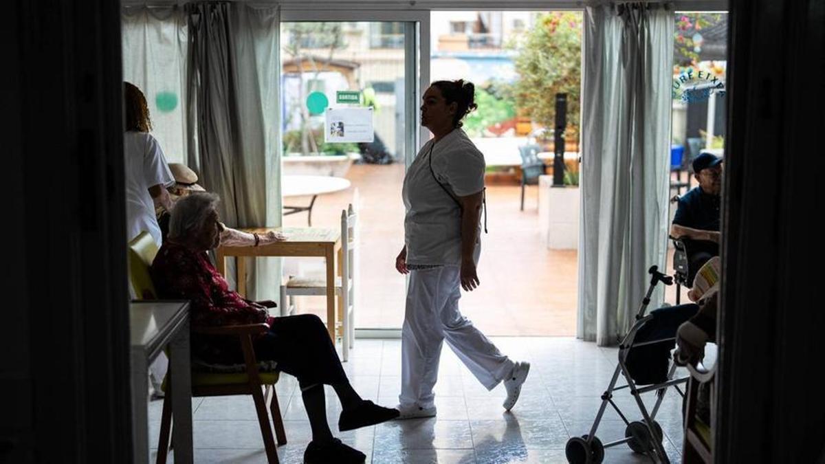 Personal sanitario y residentes en un centro de mayores.