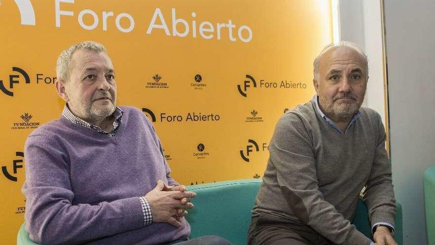 José Luis Argüelles y César Iglesias, ayer durante la presentación del poemario &quot;Suena la nieve&quot;.