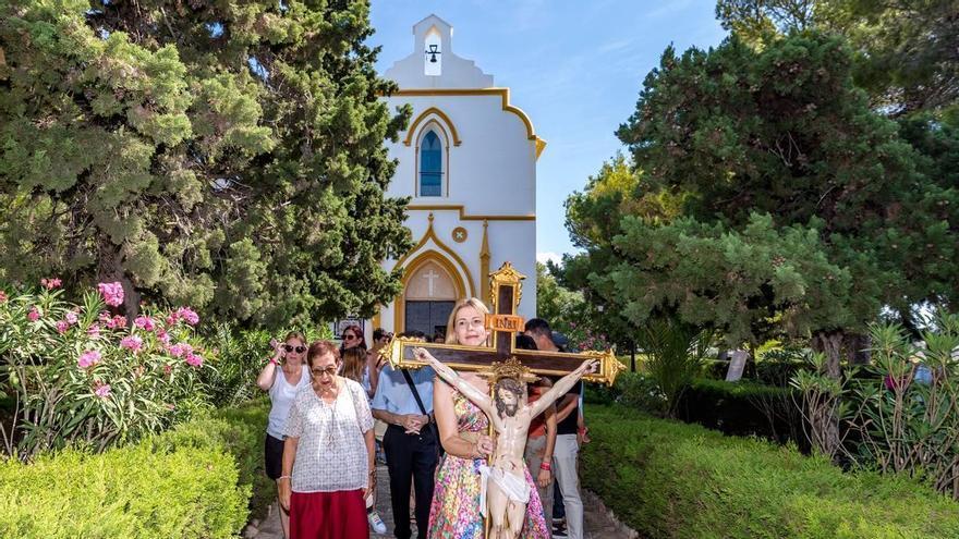 La emotiva Bajada del Cristo del Remedio reúne a Finestrat en uno de los momentos más esperados de sus fiestas