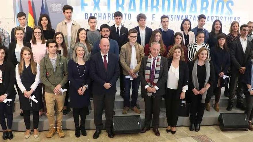 Fotografía de familia de los Premios de Bachillerato, FP y enseñanzas artísticas profesionales, ayer, en Santiago. // Fotografías de Xoán Álvarez