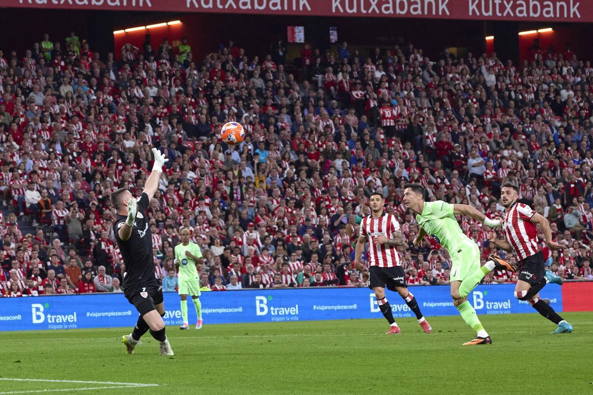 Lewandowski eleva el balón sobre Unai Simón en el primer gol del Barça en San Mamés.