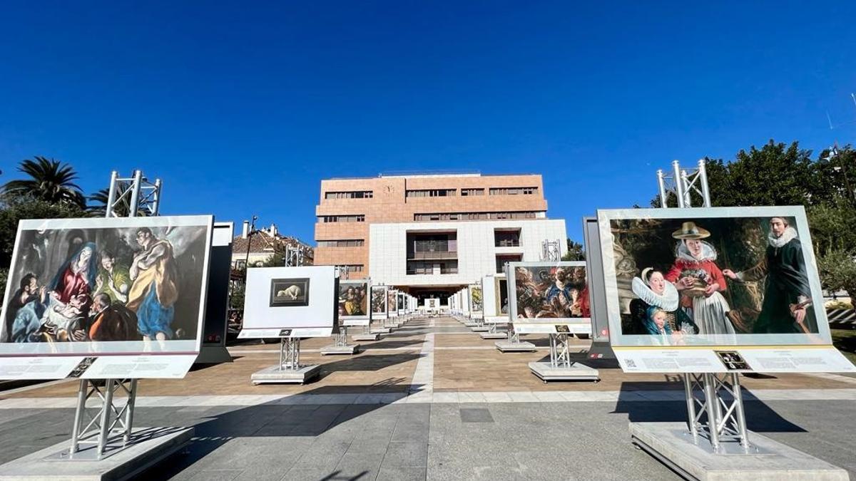 Vista de la exposición de rerproducciones a tamaño real que se puede ver en la plaza de España de la localidad costasoleña.