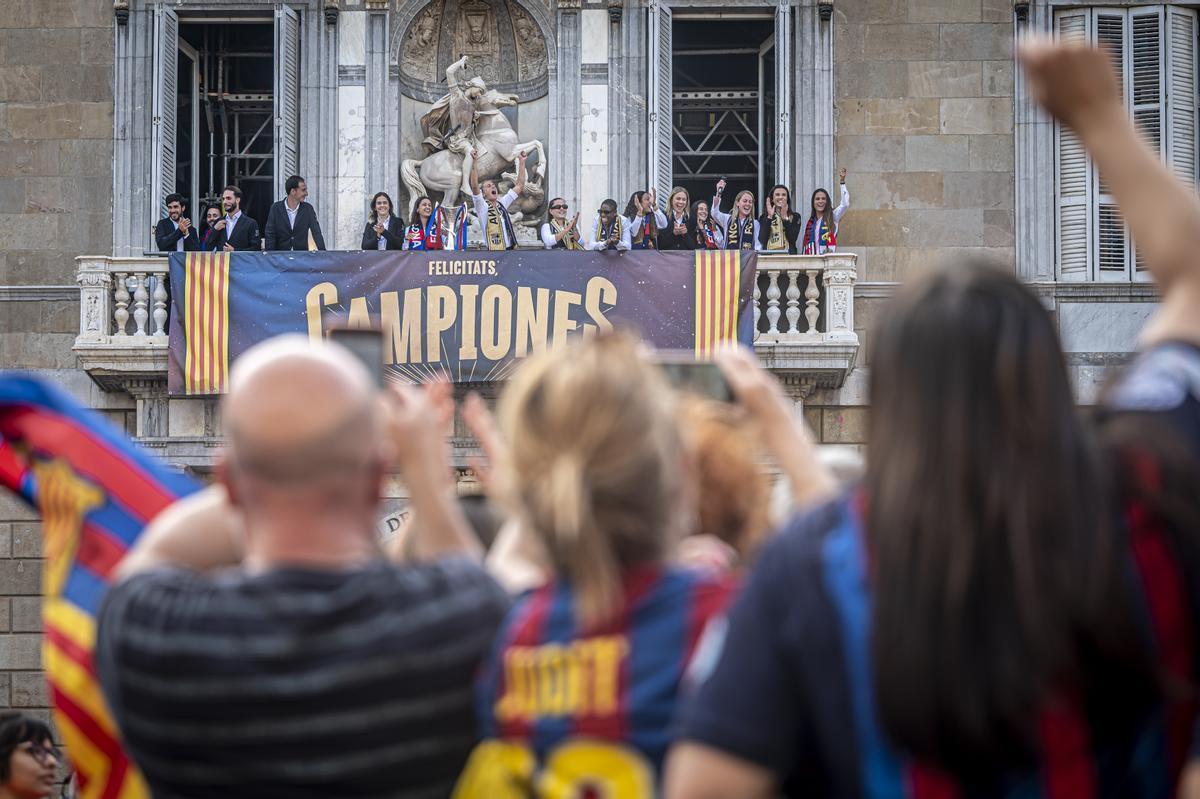 El Barça femenino celebra su Champions en la plaça Sant Jaume