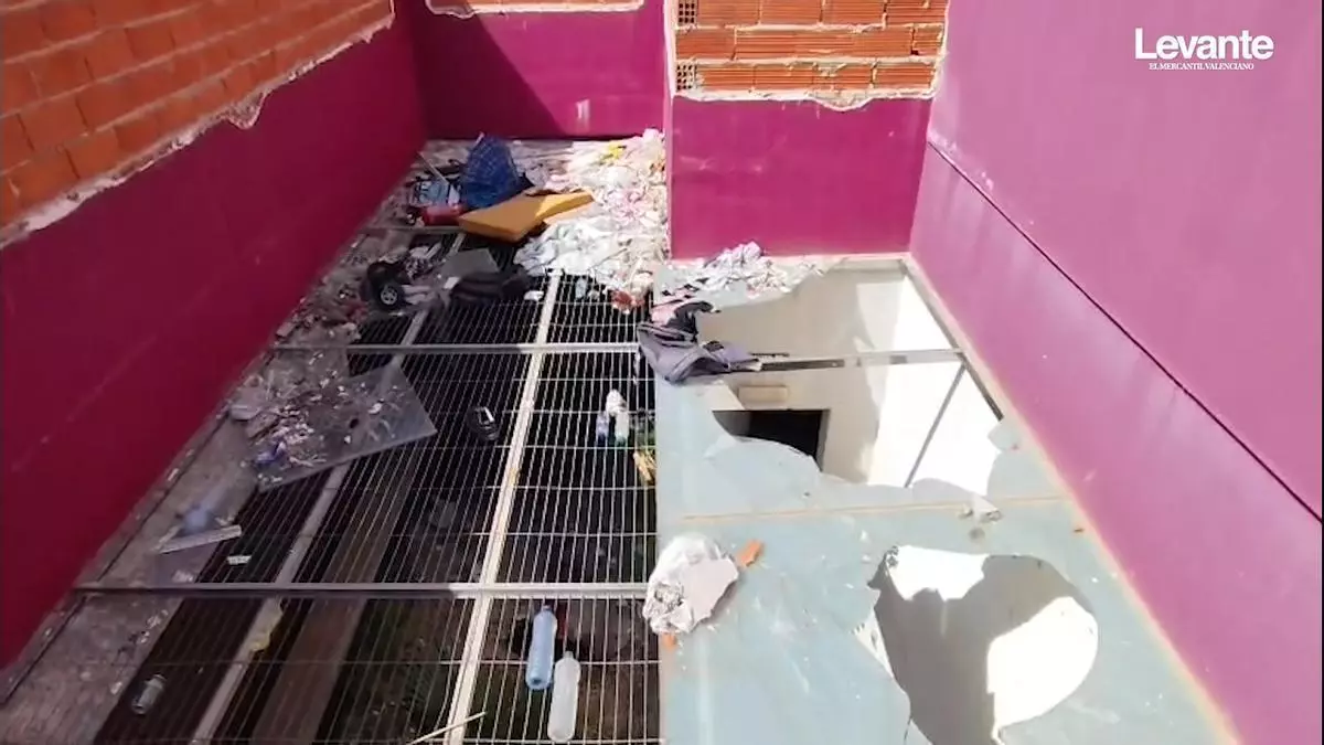 Alzira blinda contra el vandalismo los accesos del megaparquing que carece de uso en Tulell tras repetidas reparaciones