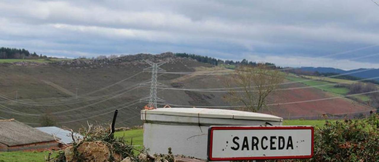 La línea a su paso por el pueblo de Sarceda.