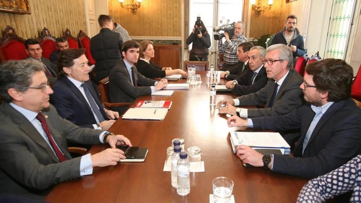 El alcalde de Tarragona, Josep Felix Ballesteros, junto al presidente del COE, Alejandro Blanco, entre otros, en la reunión donde se manifestó el apoyo a los Juegos del Mediterráneo del 2018