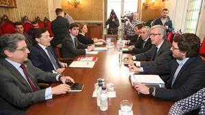 El alcalde de Tarragona, Josep Felix Ballesteros, junto al presidente del COE, Alejandro Blanco, entre otros, en la reunión donde se manifestó el apoyo a los Juegos del Mediterráneo del 2018.