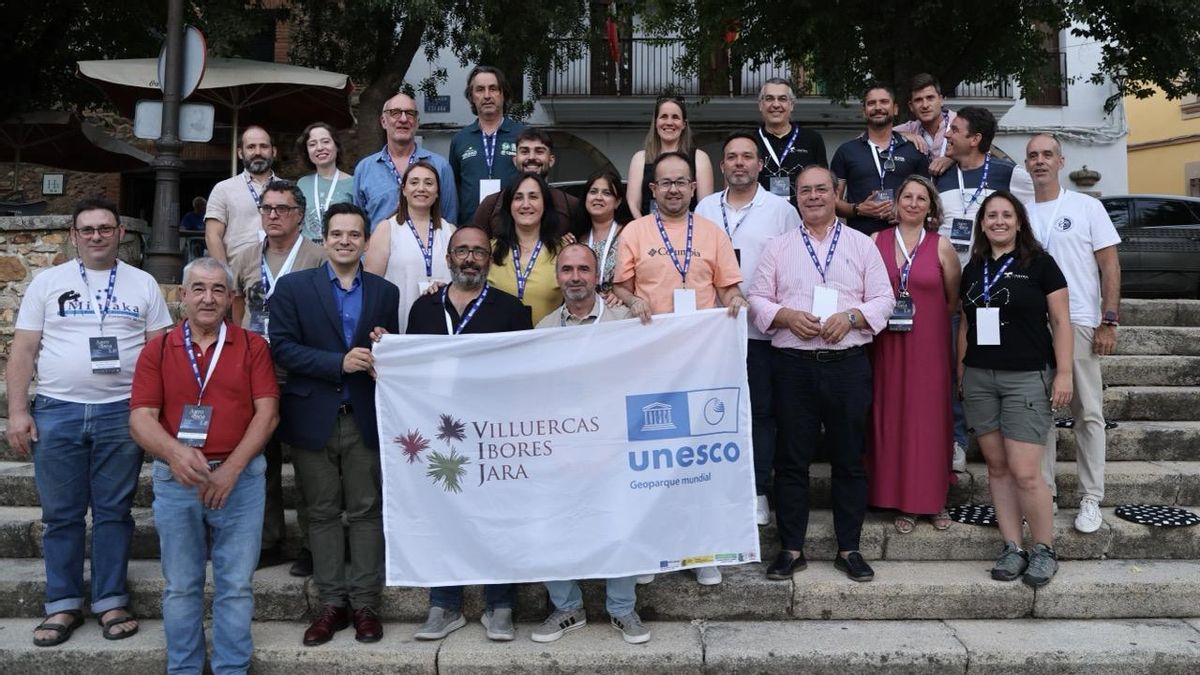 Participantes y autoridades tras el acto institucional.