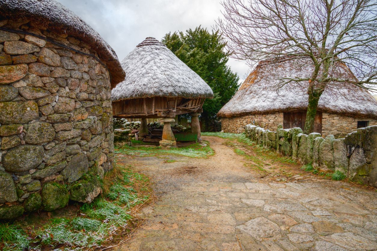 Se trata de un poblado ancestral de origen prerrománico.