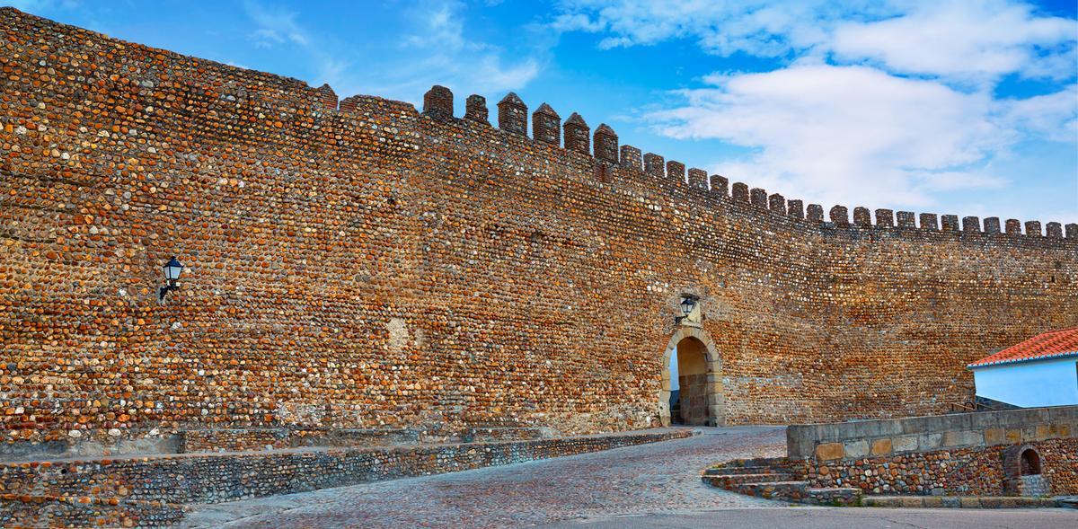 El único pueblo de España que conserva una muralla de canto rodado está en Extremadura.