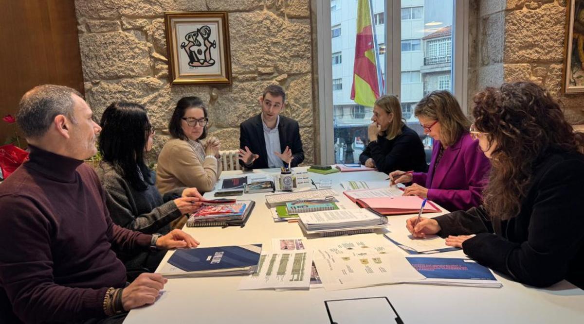 Castro, Planas y Represas (Hacienda), con directivos de Cruz Roja. | D.P.