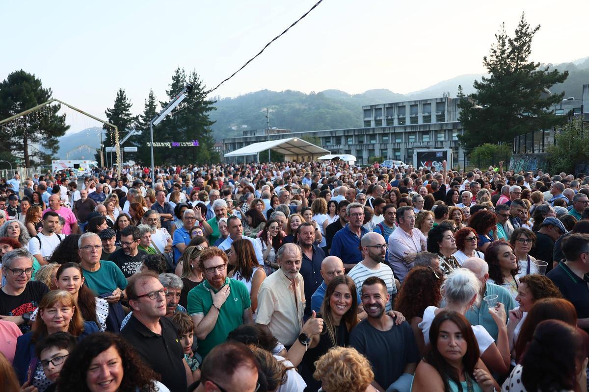 Público en el pozo Barredo para el concierto de Víctor Manuel.