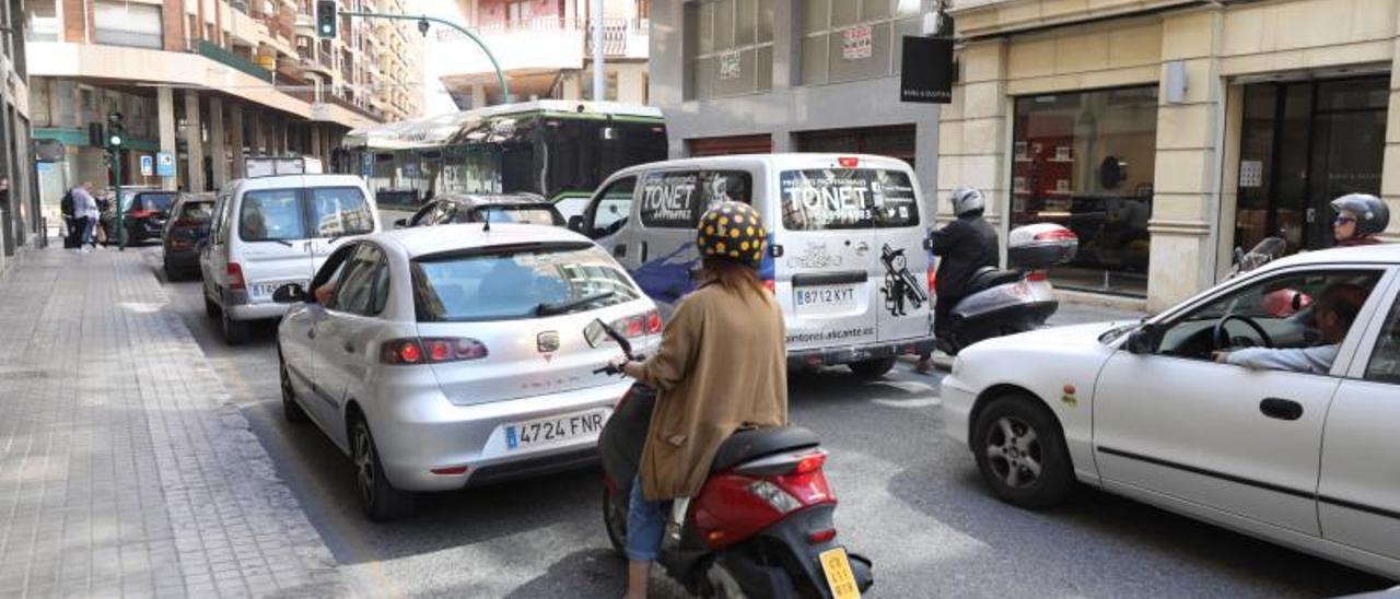 Coches, motocicletas y un autobús, parados en un atasco del centro de  Elche, en una imagen de archivo. | ANTONIO AMORÓS