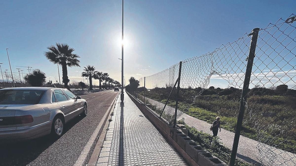 Acceso abierto en la valla para cruzar a la desembocadura del Guadalhorce.