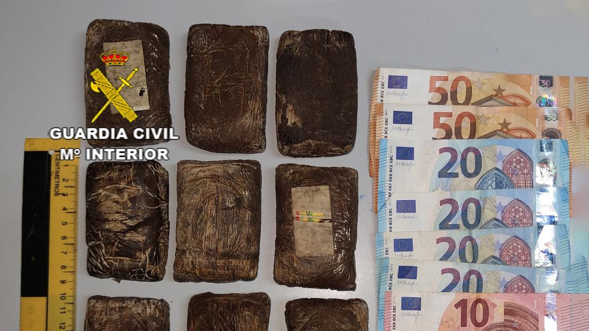Hachís, cocaína y dinero intervenido por la Guardia Civil a un traficante en un local de ocio.