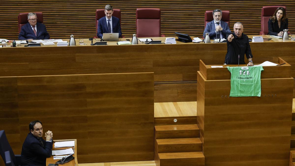 El síndic de Compromís, Joan Baldoví, durante la última sesión de control al president Pérez Llorca, en las Corts.