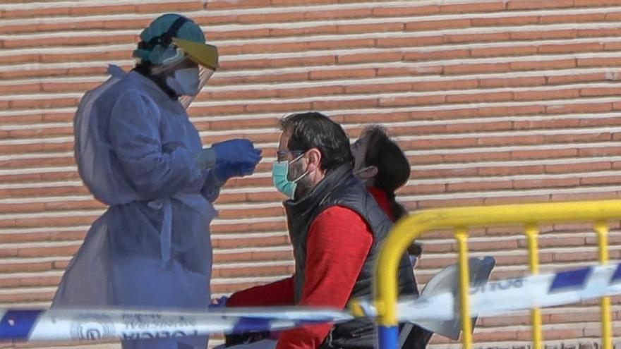 Una sanitaria realiza un test rápido en Madrid.