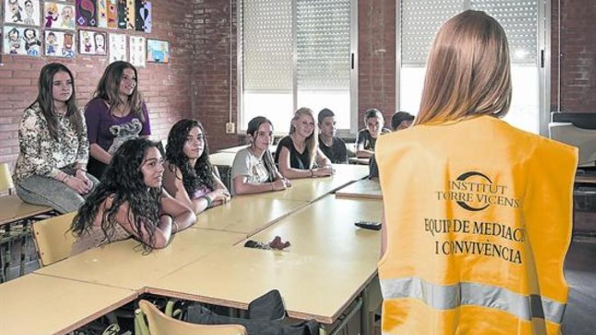 Taller de mediación 8 Alumnos de tercero de ESO del IES Torre Vicens, durante una charla sobre el acoso.