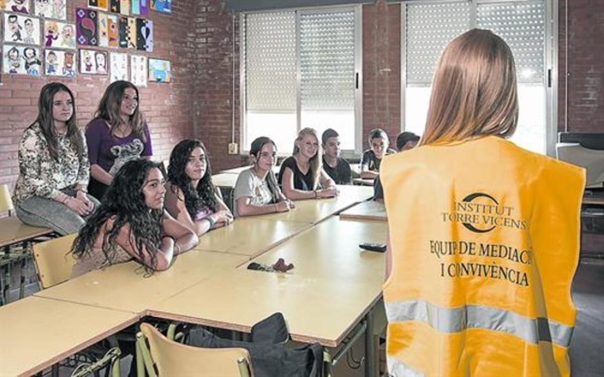 Taller de mediació 8 Alumnes de tercer d’ESO de l’IES Torre Vicens, en una xerrada sobre l’assetjament. Taller de mediació 8 Alumnes de tercer d’ESO de l’IES Torre Vicens, en una xerrada sobre l’assetjament.