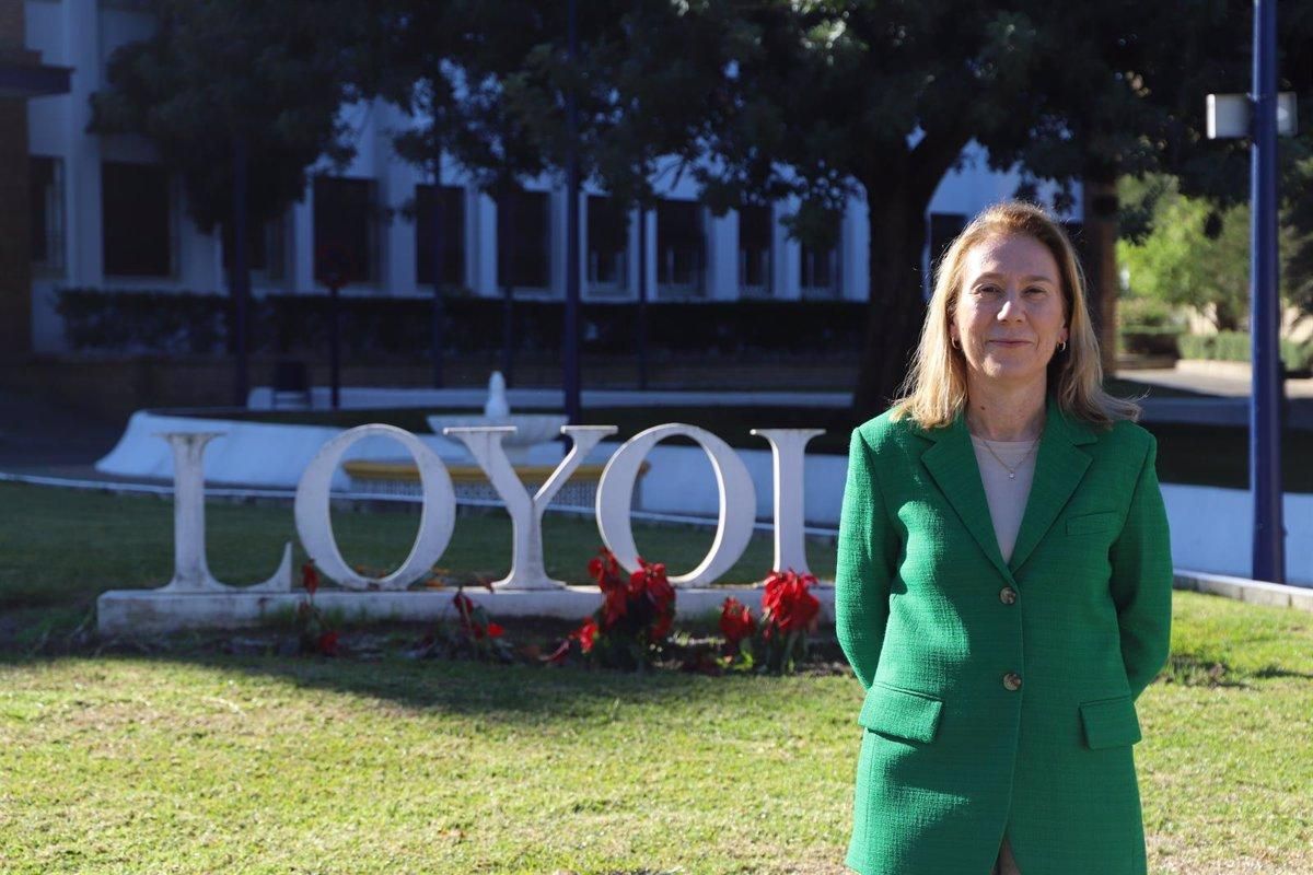 Pilar Tirado, frente a uno de los accesos a la Universidad Loyola.