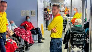 En la foto, las Urgencias del Hospital de Terrassa el sábado. En el vídeo, cola de ambulancias para dejar pacientes.