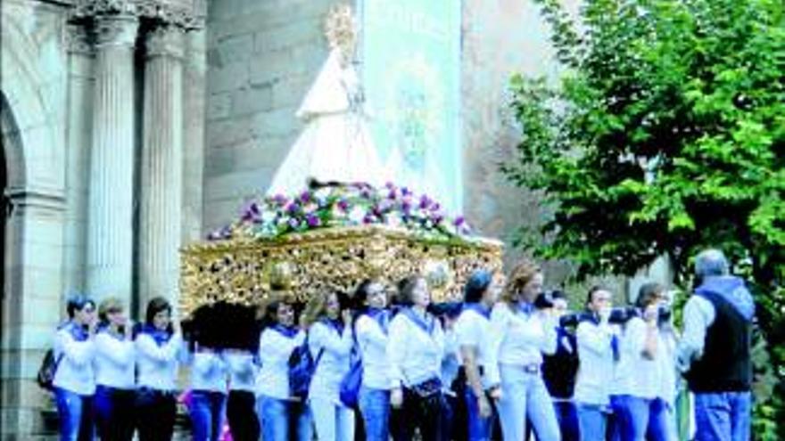 La Virgen de las Cruces sale entre claros