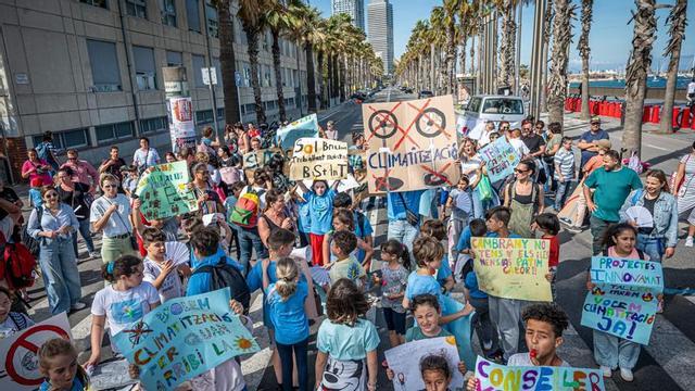 Alumnat i docents de l’institut Juan de Garay, a València, protesten contra el fred insuportable a les aules.