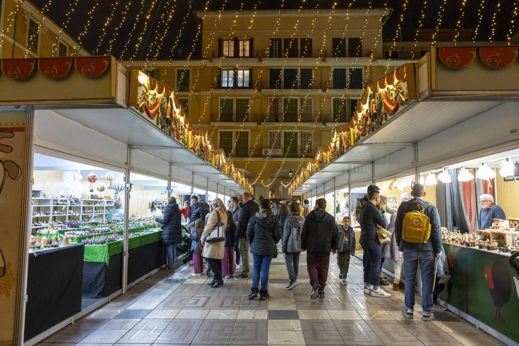 Fotos | Los ciudadanos llenan los mercadillos navideños de Palma