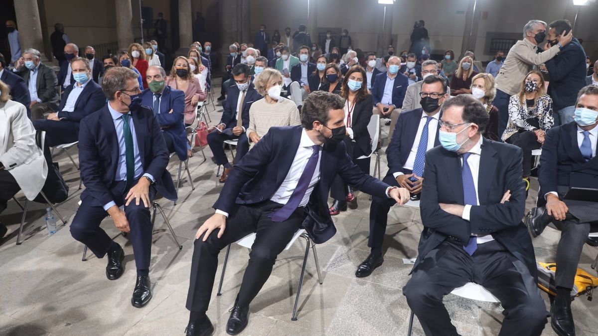 Casado charla con Rajoy, con Feijóo al otro lado.