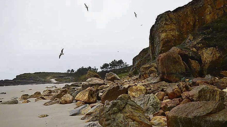 Las rocas quedaron a la vista en Paxariñas tras el temporal. // G. Santos