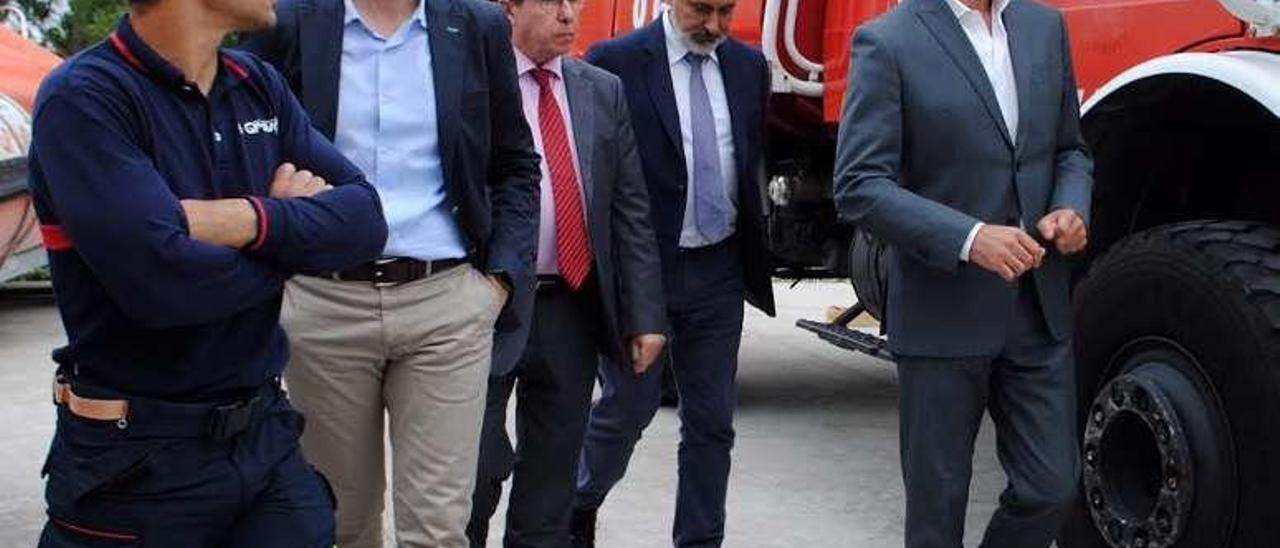 La plantilla de Emergencias de O Grove recibió ayer la visita de las autoridades. // M.Muñíz