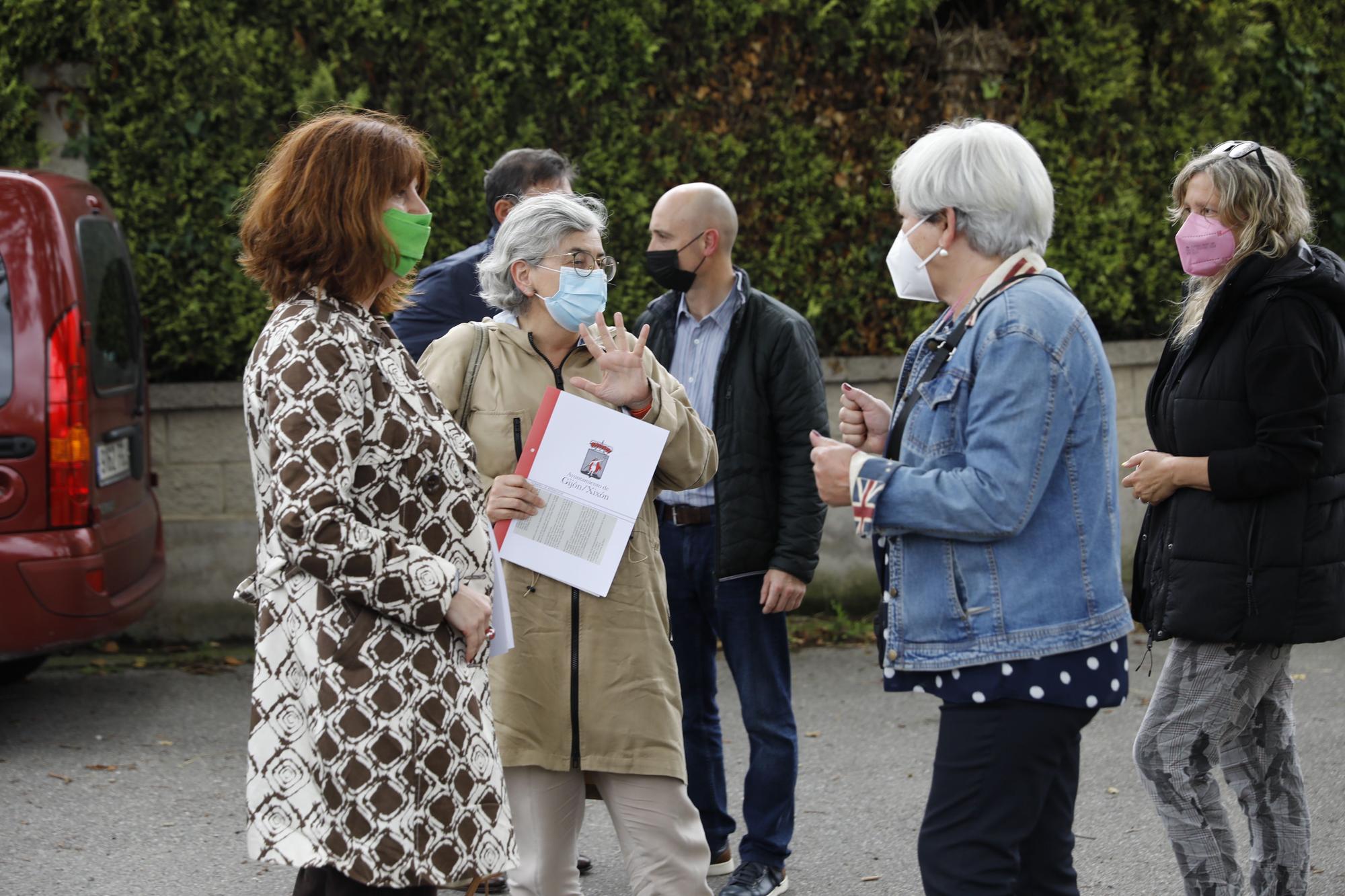 La Alcaldesa visita a los vecinos de Granda, contrarios a la ITV