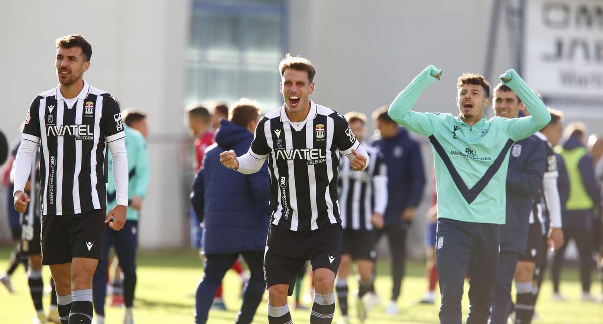 Los jugadores del Cartagena, celebrando el pasado sábado el triunfo en Teruel. | LOF