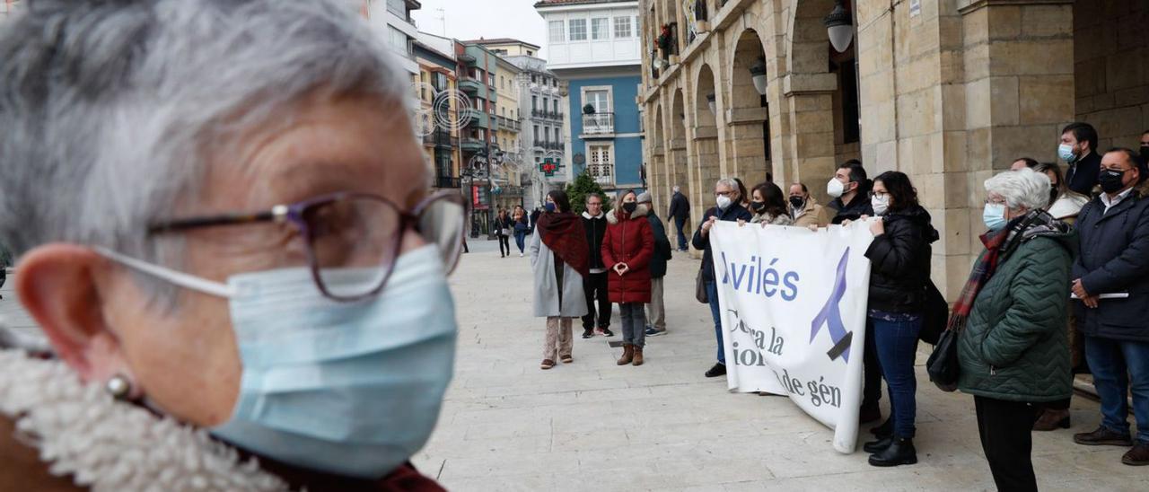 Participantes en una concentración contra la violencia de género el pasado diciembre en la plaza de España. | M. V.