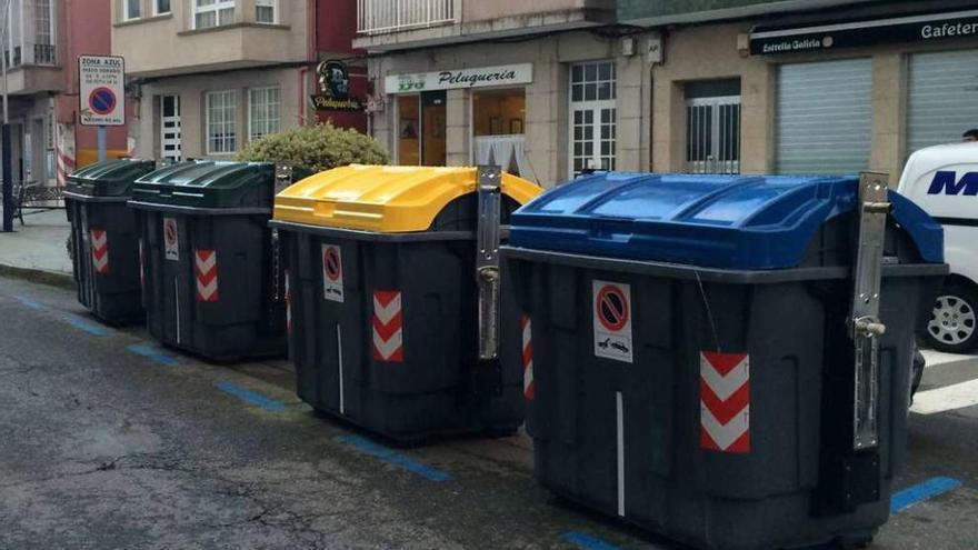 Contenedores de reciclado en el centro de O Grove. // Muñiz