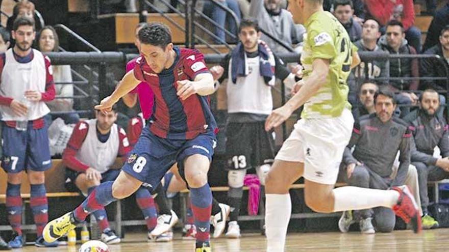 El levantinista Juan Pizarro conduce el balón ante la oposición de Diego Quintela, autor de dos goles en el partido de ayer.
