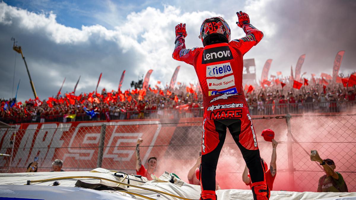 Marc Marquez celebra un triunfo con sus seguidores