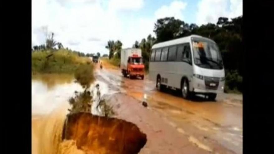 Un autobús cae por un agujero de 20 metros de profundidad