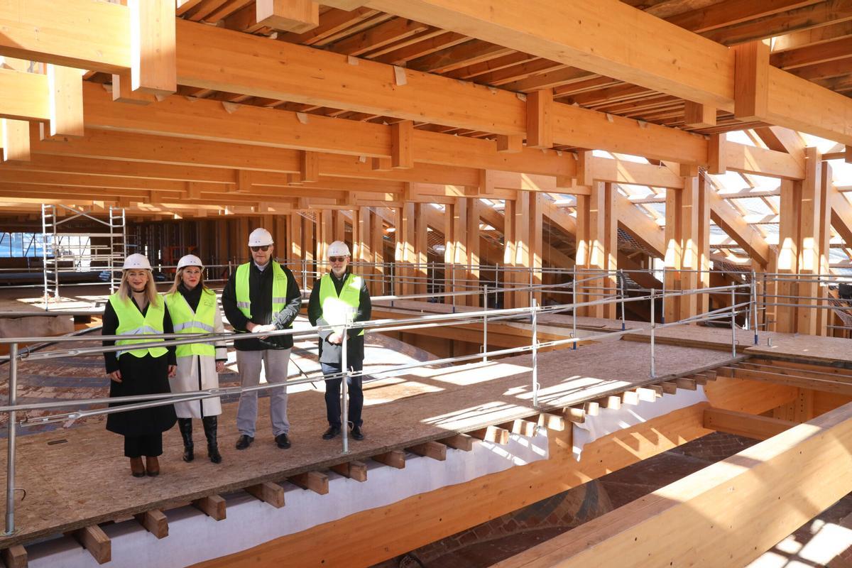 La consejera de Economía de la Junta de Andalucía, Carolina España, y la consejera de Cultura y Deporte, Patricia del Pozo, han visitado esta mañana las obras de la cubierta de la Catedral de Málaga, junto al obispo de Málaga, Monseñor José Antonio Satué.