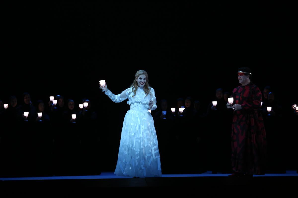 Montaje de Macbeth de Jaume Plensa en el Liceu