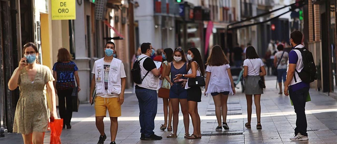 La calle Major de Gandia llena de gente con mascarilla, en una imagen de archivo. | LEVANTE-EMV