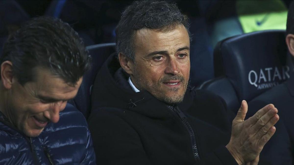 Luis Enrique, junto a Unzué, en el banquillo